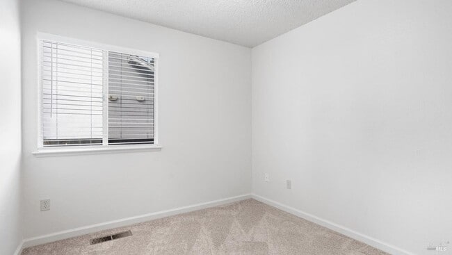 Building Photo - Super Cute with Lots to Offer!