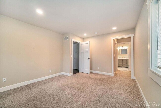Building Photo - 1 Maple Vlg Ct