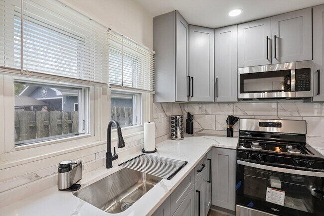 Building Photo - 366 N Hemlock Ave