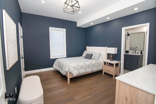 Building Photo - 4 Van Buren St