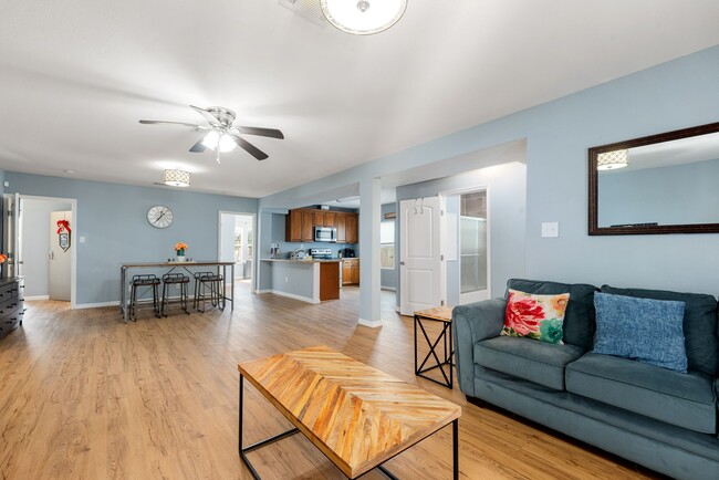 Building Photo - 2116 Live Oak St