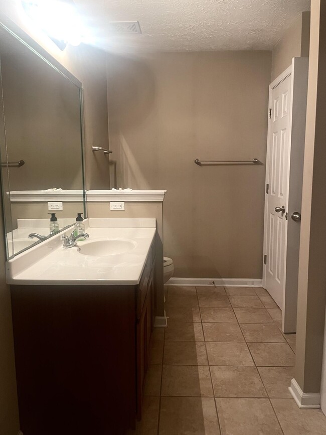 Building Photo - 997 Sugarbush Trail