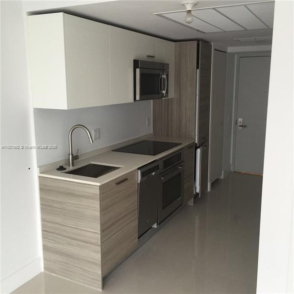 Building Photo - 1300 Brickell Bay Dr