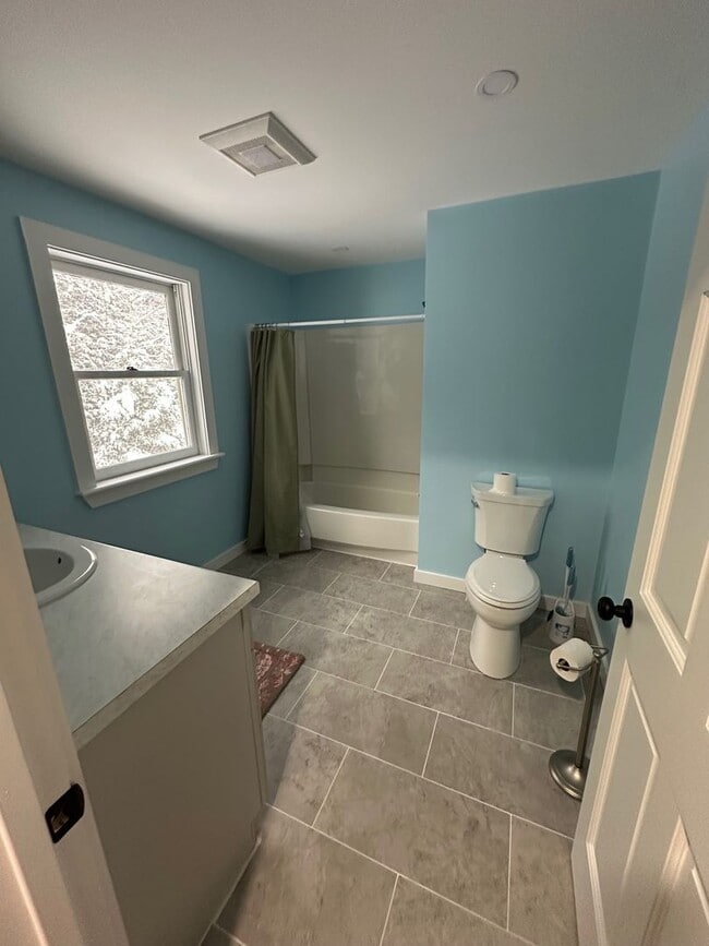 Building Photo - 1 Bedroom Furnished Apartment in Rindge