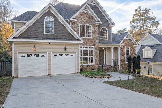 Building Photo - 4 Bed | 2.5 Bath House with Garage