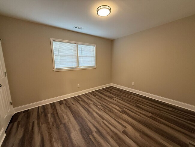 Building Photo - Charming 4 Bedroom Home located in Histori...