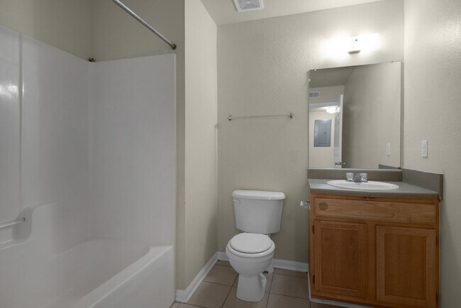 Building Photo - Spacious 2B/2B Unfurnished Condo near Beach in the Heart of Destin!