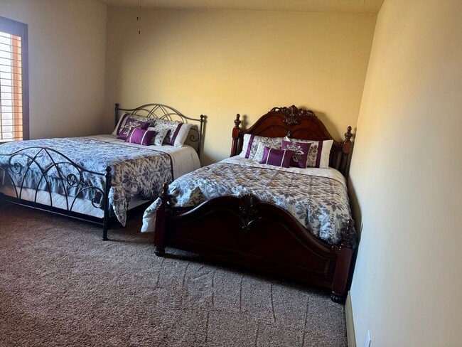 Building Photo - Premium home over looking the elko golf course.