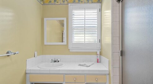 Cozy bathroom with a new toilet - 1419 S 4th Ave