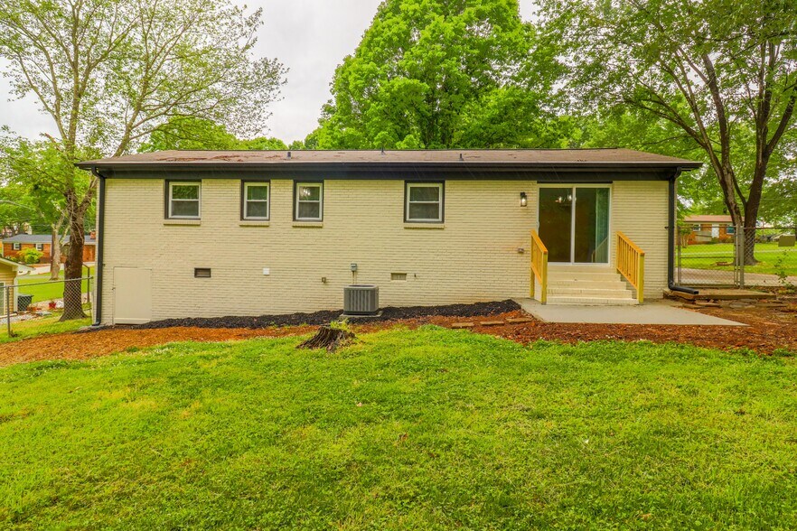 Building Photo - 2608 Meadow Lark Ln