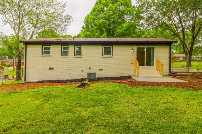 Building Photo - 2608 Meadow Lark Ln
