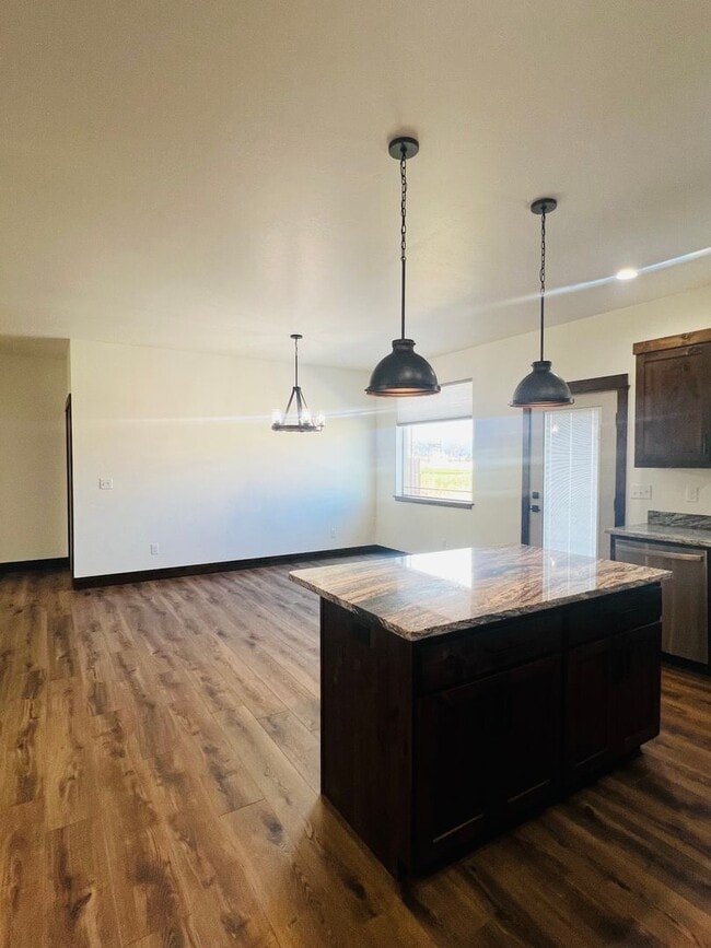 Building Photo - Newer Home - 3 Bedroom - 2 Bath - Corvallis