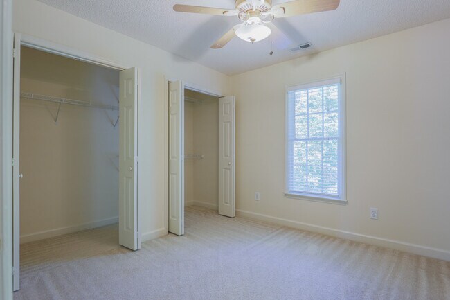 Building Photo - Beautiful home with Open Floor plan !!
