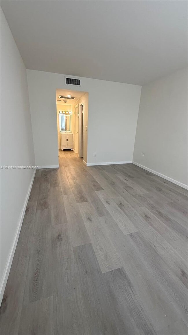 Building Photo - 300 Bayview Dr