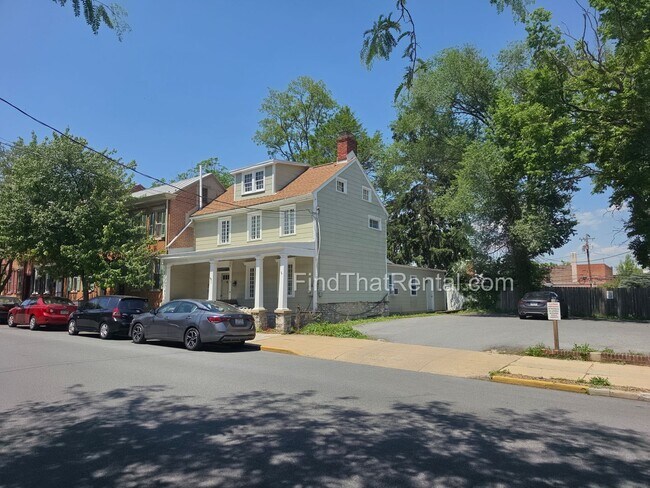Building Photo - Downtown pet-friendly 3bd w Fenced Yard, Laundry, Screened Porch, Dishwasher, and nearby weekly f...