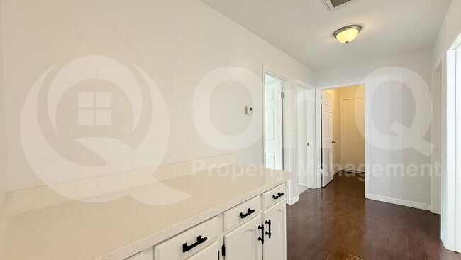 Building Photo - 307 N Red Rock St