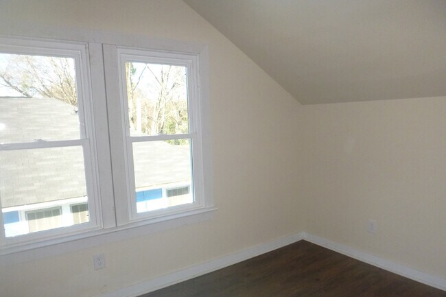 Building Photo - Beautiful 4 Bedroom Home in Enderly Park!