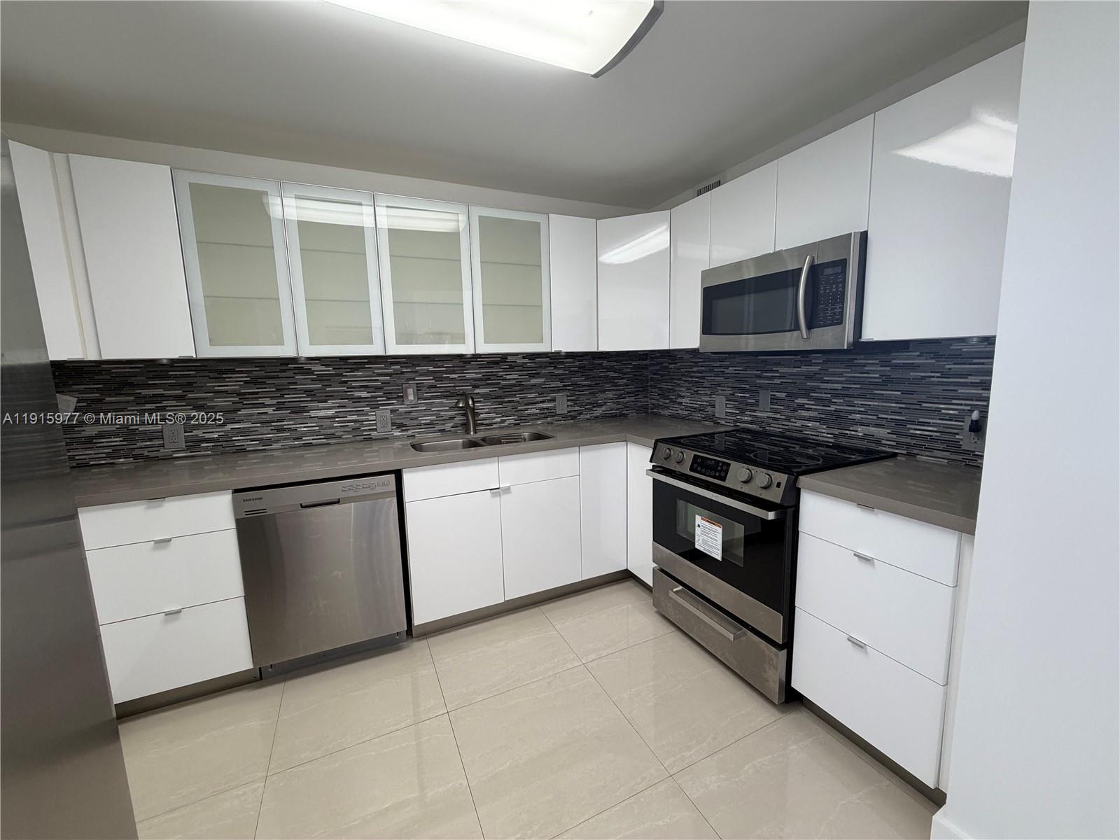 Building Photo - 100 Bayview Dr