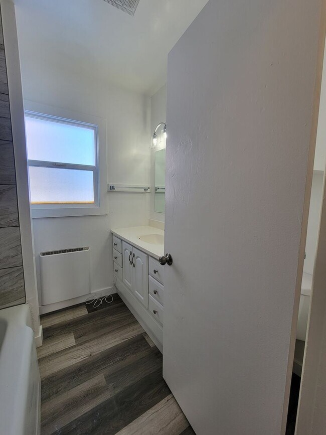 Building Photo - Newly Updated Modern 3 Bedroom, 1 Bathroom Apartment for Rent in Shelley with Garage! By Real Pro...