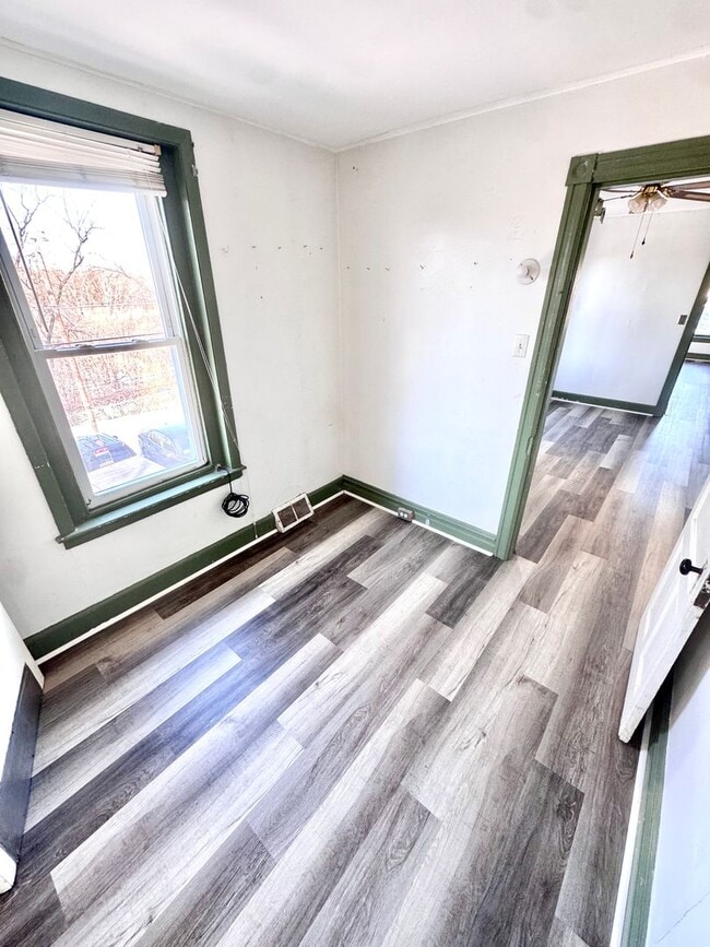 Building Photo - FOUR BEDROOM End of Row