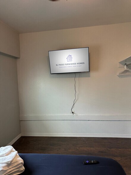 Smart TV - 3029 E Missouri Ave