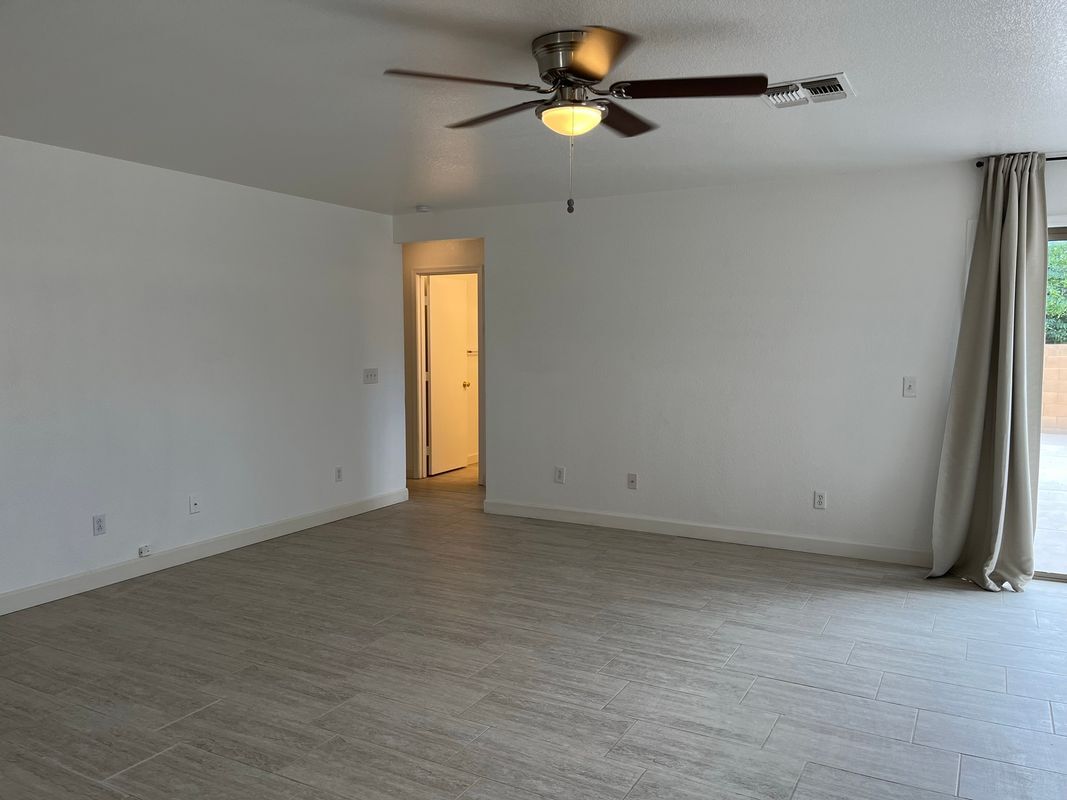 Building Photo - 2403 E Palm Beach Dr