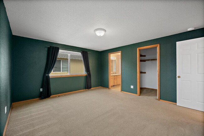 Building Photo - Spacious 4-Bedroom Olympia Home with A/C, ...