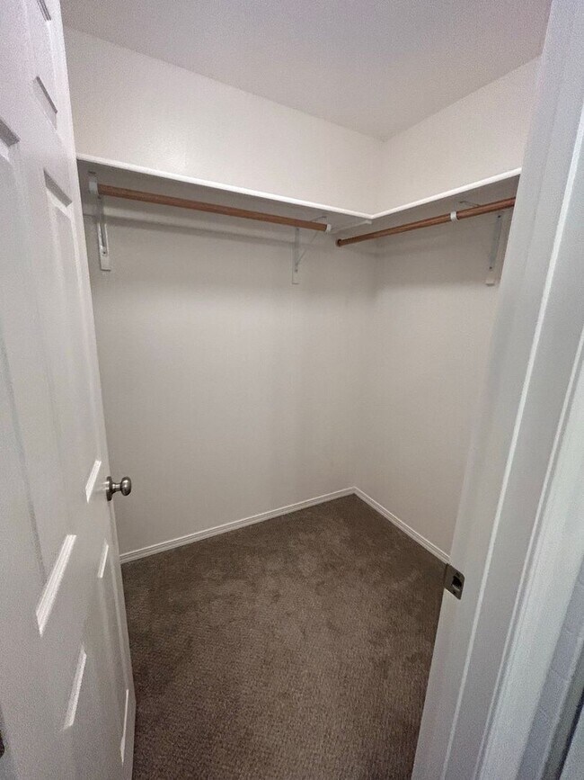 Building Photo - 3 Bedroom plus Loft For Rent! Victory Sout...