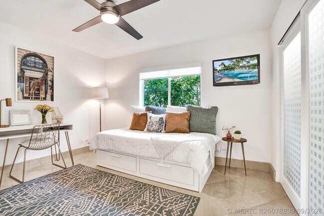 Building Photo - 1212 Hillsboro Mile