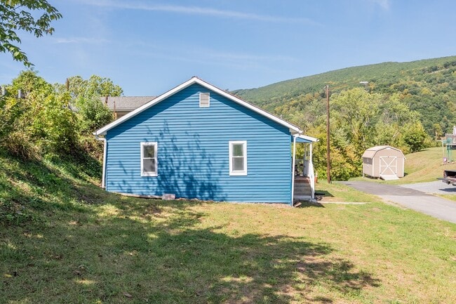 Building Photo - Charming updated 2 bedroom 1 bath home in ...