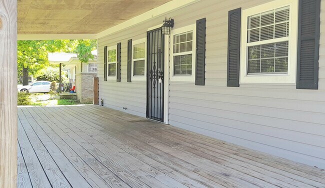 Building Photo - 4906 Golfview Dr