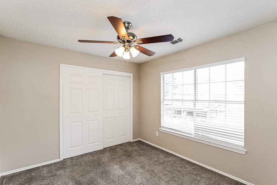 Building Photo - 6018 Fern Hollow Ct