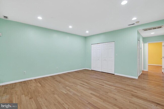 Building Photo - 1227 Meigs Pl NE