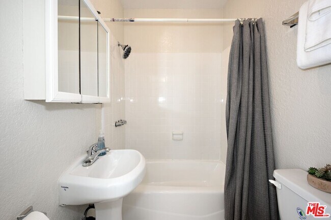 Building Photo - 26 Breeze Ave