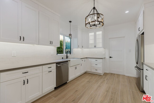 Building Photo - 1122 S Tremaine Ave