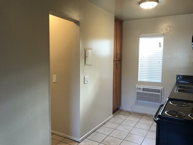 Building Photo - Adorable studio in desirable Burbank area!