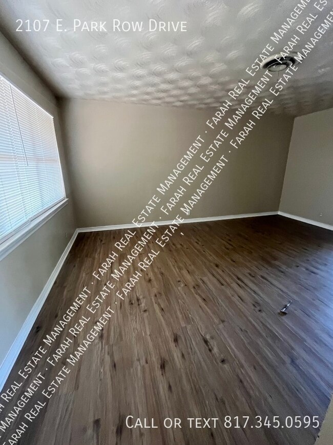 Building Photo - 2107 E Park Row Dr