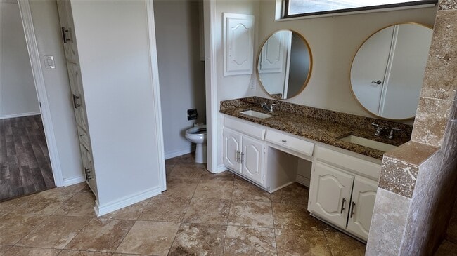 Building Photo - 613 Palomar Ln