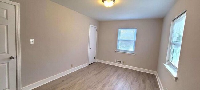 Building Photo - 2BD/1BA Duplex