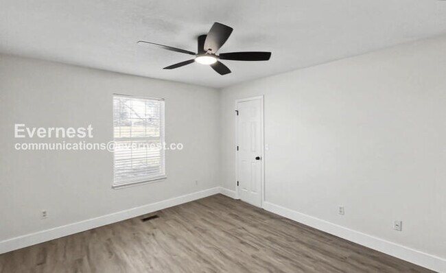 Building Photo - 3 Bed/2.5 Bath Home with Garage / Pet-Friendly / Vouchers Accepted / Available Now!