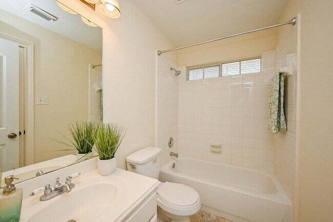 Building Photo - 1547 Lakeside Enclave Dr