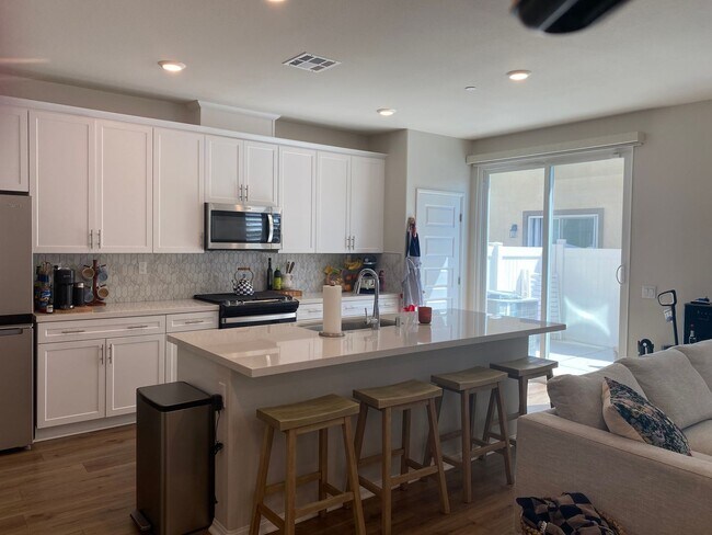 Building Photo - 40578 Birchfield Dr