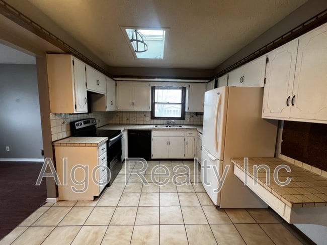 Building Photo - 7725 Tessman Dr