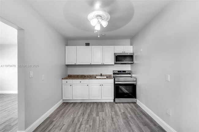 Building Photo - 130 SW 31st Ct