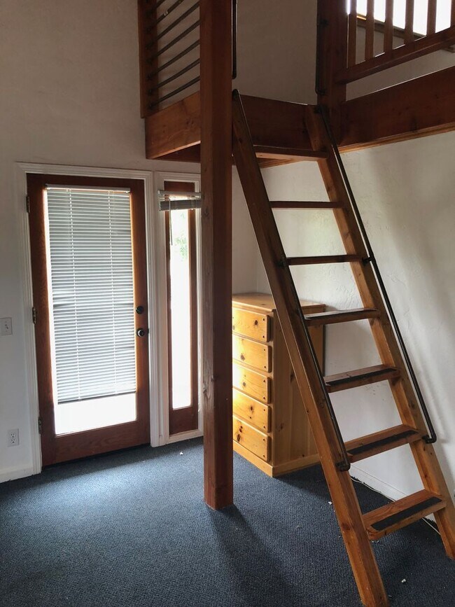 Building Photo - 6535 El Nido Ln