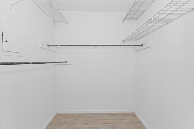 Building Photo - 5051 Pine Dr