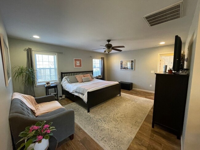 Building Photo - Fall in love with this 4 bedroom/ 2 bathroom single family home!