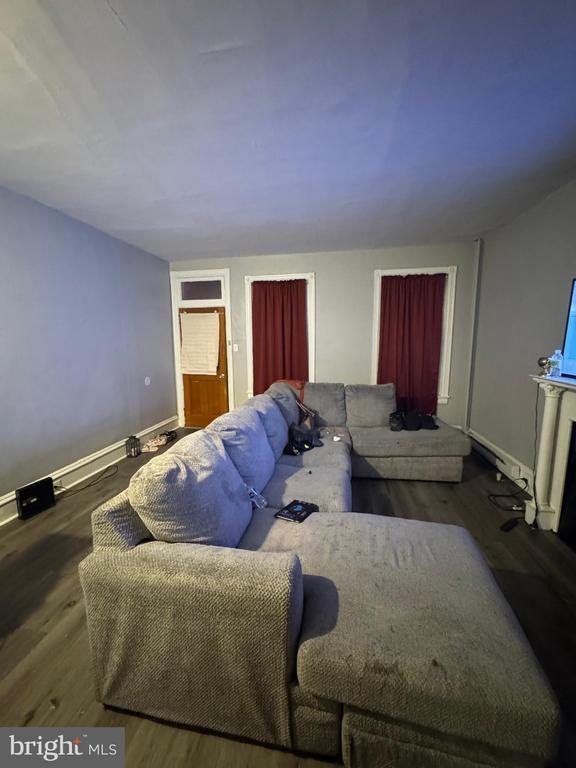 Building Photo - 533 Buttonwood St