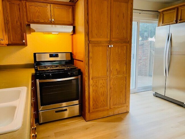 Building Photo - $1,550 Palm & Shaw, 2 Bedroom Condo - N Wi...