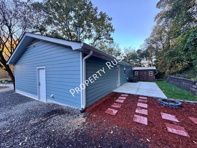 Building Photo - 1110 Fernway Cir